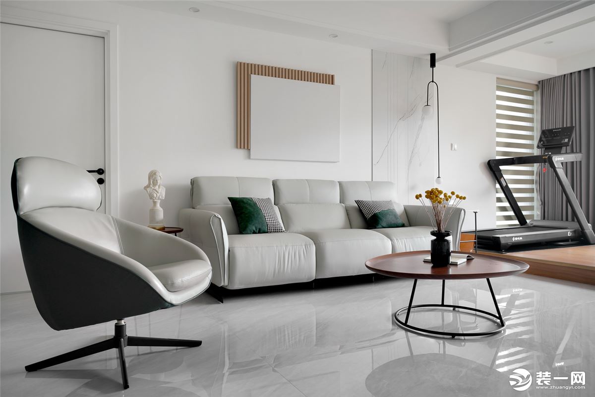 客厅秉承舒适简约的理念，白色与木色相融，为空间增添温润优雅感，表现出了温柔而又治愈的力量。