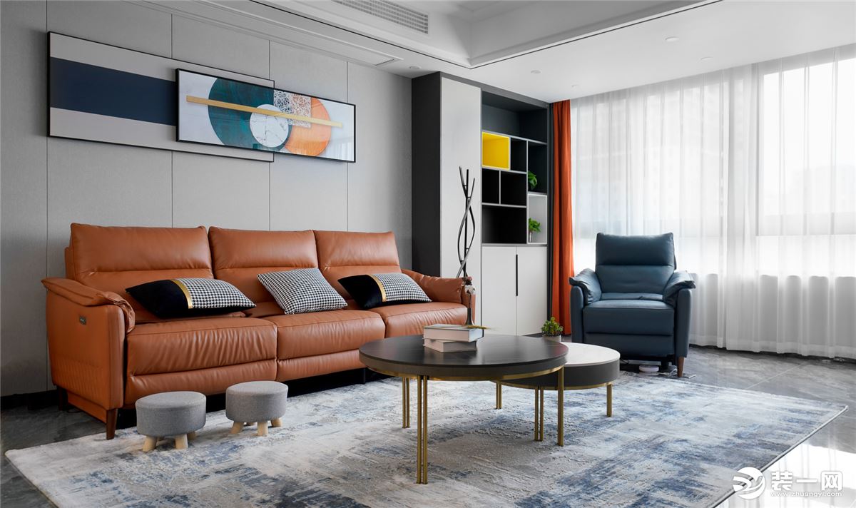  客厅整体空间以蓝灰调为基调，选择棕橘色皮沙发形成深浅搭配，丰富配色层次感，在细节处加入轻奢气质满满