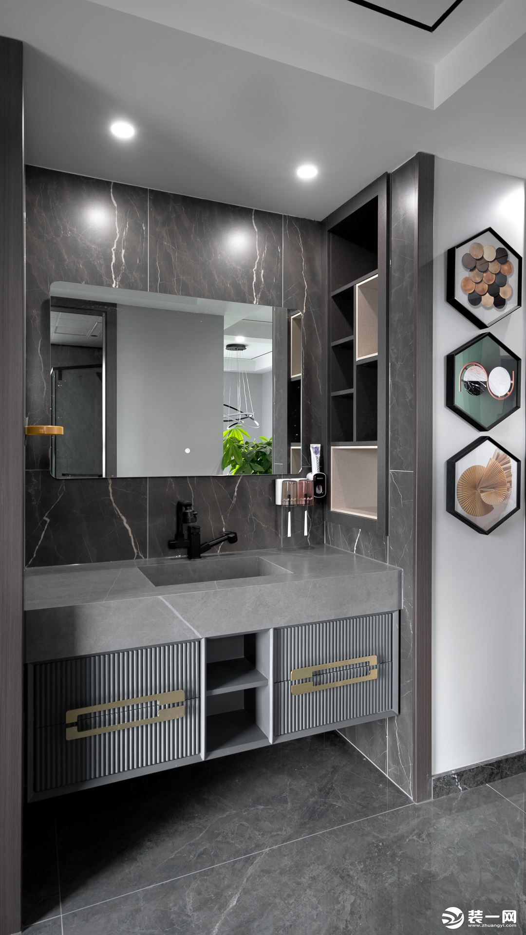卫浴空间都采用高级的灰色系进行深浅配色，局部点缀金色元素，突出现代轻奢质感。