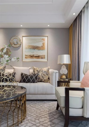 沙发背景采用金边装饰画和圆形挂件装饰，感觉更加协调精致