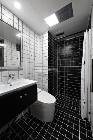 主卧的卫生间是最能显示出业主品味的地方，黑白两色，没有任何多余的色彩，个性十足