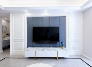 客厅电视背景墙和沙发背景墙造型相互呼应，电视墙用深藏蓝做了比例分割，增强了客厅的空间感