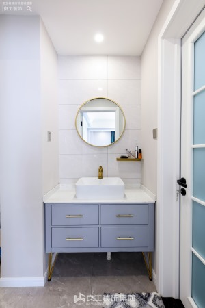 卫生间的空间具有一定的局限性，为满足卫生间的干湿分离，将洗手台放在卫生间的外侧