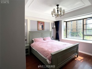 主卧选用轻复古家具，灰粉的搭配创造出一种温暖舒适的睡眠环境