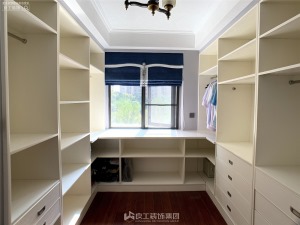 将书房改造为主卧衣帽间，纯白的设计增加了视觉空间、提升了亮度，玻璃隔断为走廊增加采光