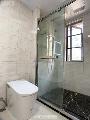 卫生间以简单清爽为主，淋浴房选用了黑色大理石拉槽设计，洗澡时脚下不会有水渍，非常安全