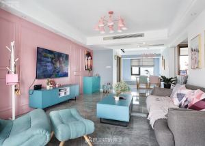客厅的视觉中心点在背景墙，红蓝的色彩搭配很是吸睛，沙发背景墙则是比较简单的粉白灰，融入业主喜欢的色彩