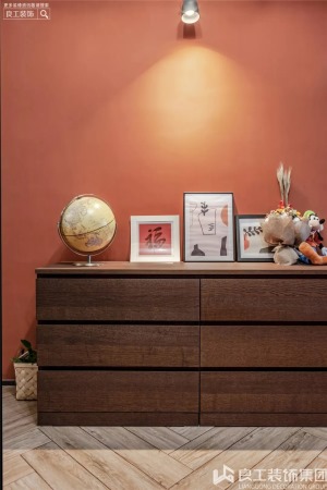 玄关主色是色彩跳跃的爱马仕橙，木色的玄关柜可以摆放一些装饰品和日常的收纳