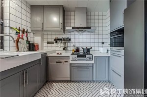 厨房的整体搭配和配色也是偏宜家北欧风的，U型的设计可以堪称是最好的布局，白色方块瓷砖让整体清新舒适