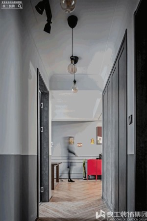 儲物的需求，將客廳到臥室的走廊合理利用為內嵌式儲物柜，灰色的櫥柜和整體的臥室門色彩統一形成整體