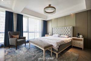 主卧位于二楼，不同于一楼客厅的风格属于轻奢，结合了现代和轻奢的元素，营造出舒适、内敛的高雅空间。