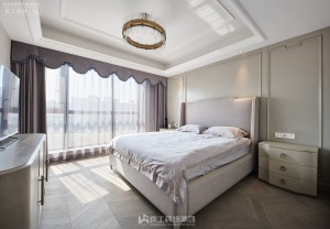 次卧整体简单、淡雅，床头背景用简单的石膏线作为装饰，原弧形的吊灯提升了空间的档次
