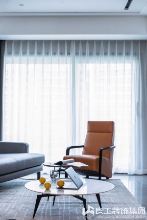 灰咖色的异形转角沙发细腻了硬朗的格调，暖橙色的真皮单人椅打破了暗沉，在空间内绽放着异彩。