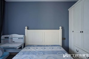 儿童房选用白色系木质家具，与灰蓝色墙体搭配清爽大气，视觉毫无负担