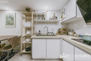 厨房本身选用白色烤漆橱柜，搭配同色系的墙砖，既提亮了空间，也放大了空间的视觉效果。