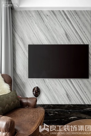灰白色系的大理石电视背景墙简约大气，双色斜纹纹理使整个空间的延伸感得到了增强。