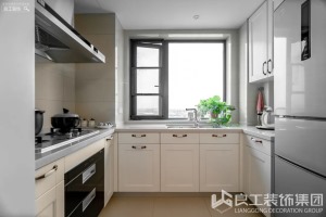厨房简洁大气，实用至上。米色系瓷砖搭配白色木质柜体，清新雅致，不易过时
