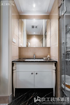 卫生间简约清爽，暖杏色系墙砖温和雅致，也与白色系柜体和谐相映，整体大气而富有质感