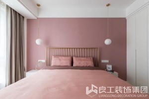 主卧，床头背景墙的这一抹粉色，浪漫指数即刻飙升，配上金色铁艺床，高级轻奢感UP