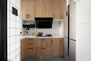 厨房空间精致又温馨，小白砖墙面搭配原木风橱柜，清新文艺气质不言而喻