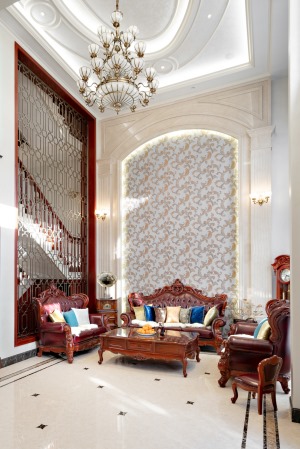 沙发背景墙是由大理石和花纹墙纸组合而成的拱门造型，气韵优雅之余，在视觉上给人以往上延伸的感觉，