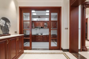 厨房采用大U型的操作台，动线开阔舒适。台面采用不锈钢材质，外观清爽，实用耐磨。