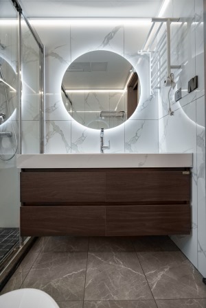 卫浴空间均简约清爽， 浅色系花纹瓷砖很好地延伸了空间感， 木质柜体带来温润质感。