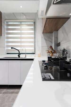 U型厨房，选用白色烤漆橱柜，光亮洁净。