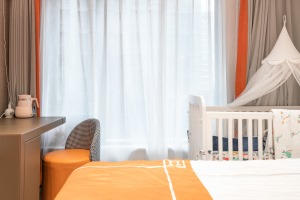 以婴儿床代替，挂上纱幔，温馨感肆意蔓延。  