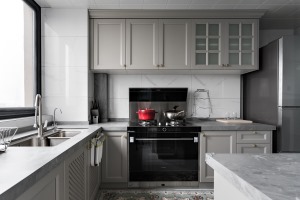 L型的厨房开阔大气，不易过时的黑白灰色系时尚耐看。