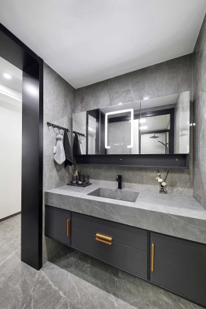 让卫浴空间层次感丰富，也更能凸显出高级的质感。