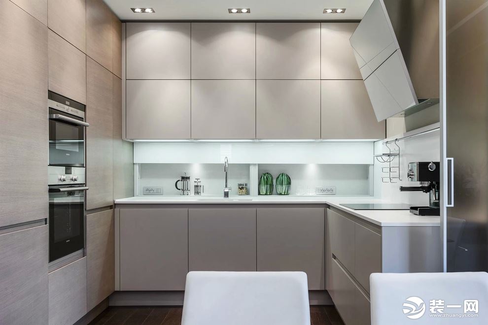 厨房也使用必要的灯光对空间进行相互搭配，开放式厨房让空间显得更加有深度，视野更开阔