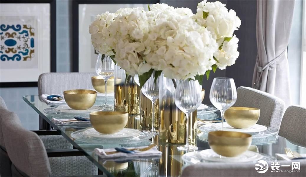 生活仪式感，几束花瓶将进餐的人连接到一处，精致的碗碟将进餐的氛围提升到最高