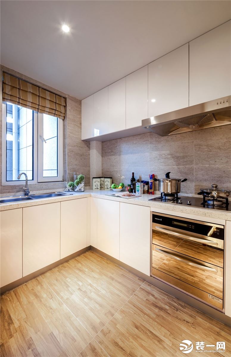 厨房选用了白色光面的柜门，油污擦拭方便，地板与嵌入式烤箱链接一起，无缝融合