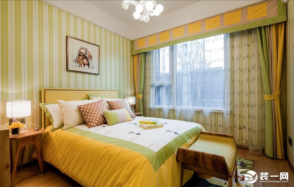 儿童房选用的是黄绿色的搭配，透露浓浓的活泼气息，超级适合小朋友哦