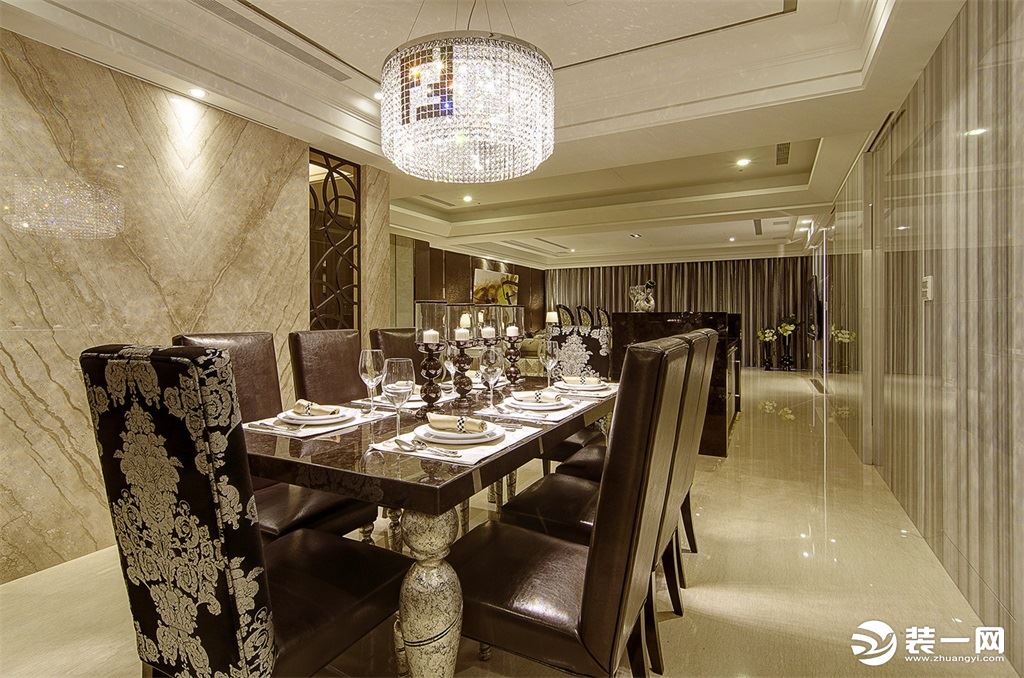 餐桌椅的花纹古典高雅，仿照欧皇室的纹路，增加了进餐的格调