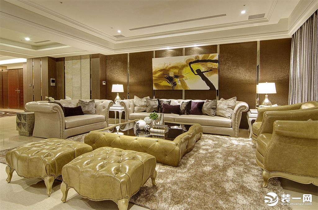 皮质的沙发亮面材质，吸引目光，背景墙以质感的纹路装饰，线条的插入是空间更加奢华