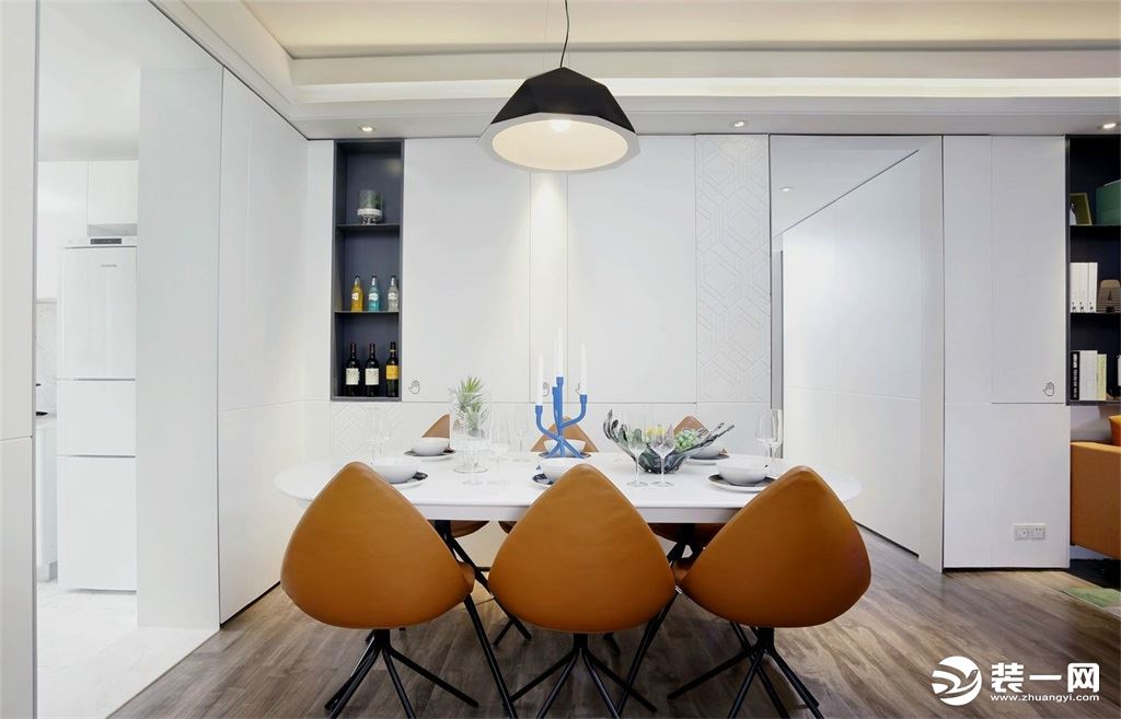 餐桌椅橙色色调与客厅沙发相呼应，将餐厅与客厅无形中结合到一起
