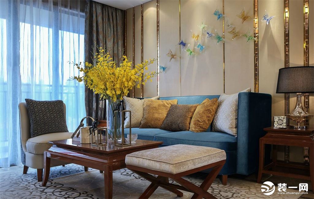 客厅的装修非常的精致，撞色的沙发配色让中式的气息不显的老气，精致的背景墙线条与蝴蝶结合，特别生动