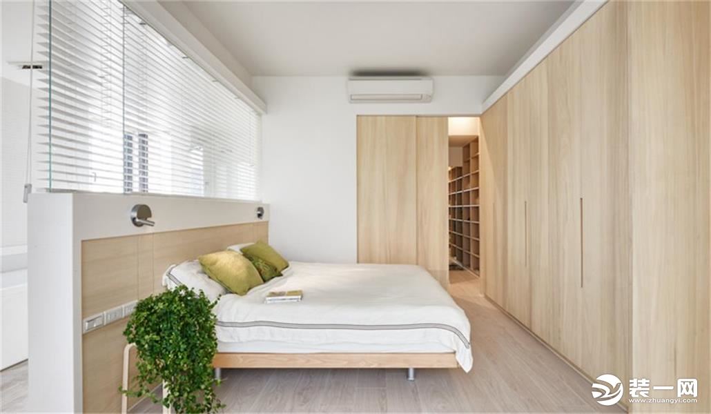 卧室中单独隔出来一个衣帽间是整个空间功能性更强使用空间增大形成了一个套间