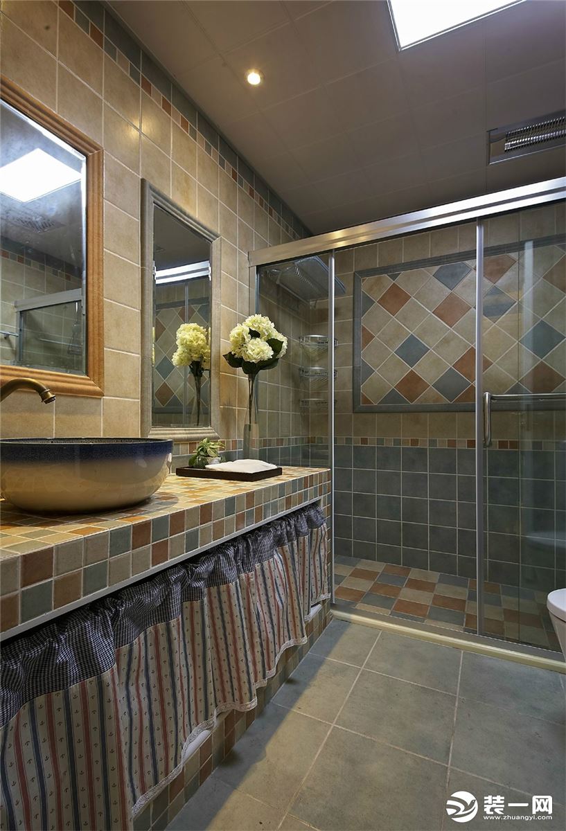卫生间拼花的瓷砖显露出美式的小清新，两个镜面的处理提升生活的幸福感。