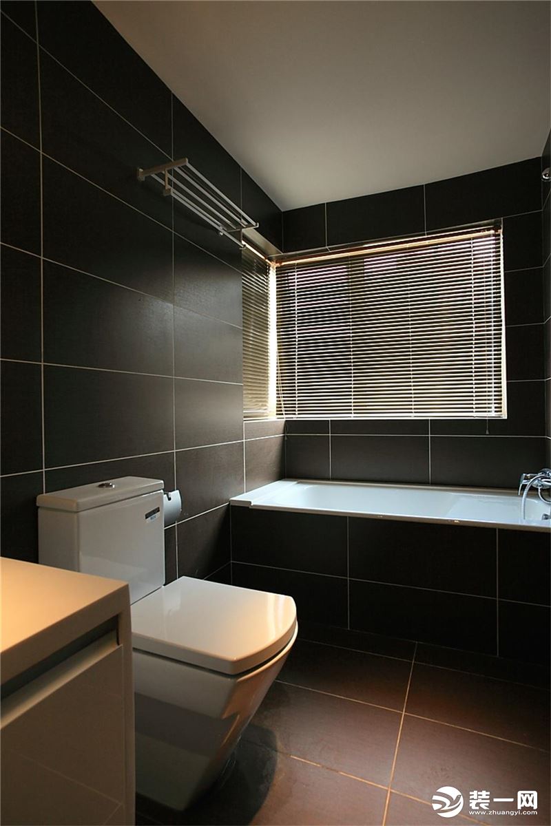 卫生间采用黑色的瓷砖，即耐脏又让这小小的空间体现出大气。