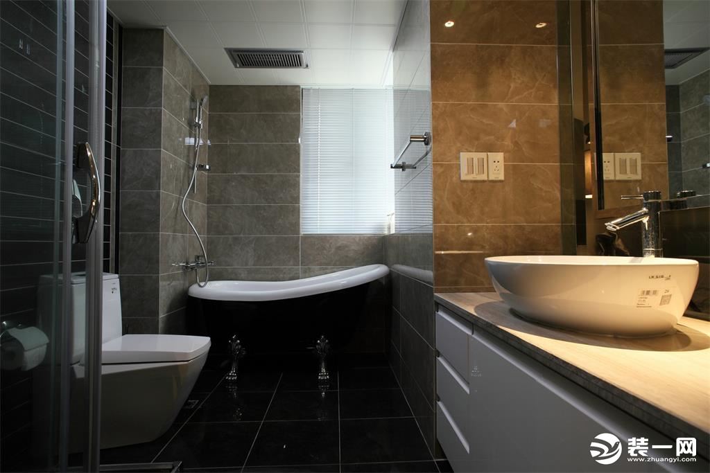 浴缸和淋浴的结合满足你所想的需求，采用黑色的防滑砖又耐脏又好看。