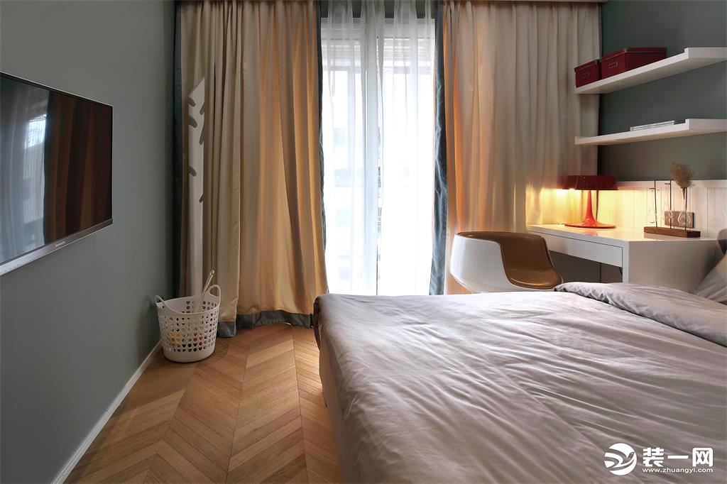 次卧用实木地板，更加舒适，双层的窗帘让你享受阳光的同时也不觉的刺眼。