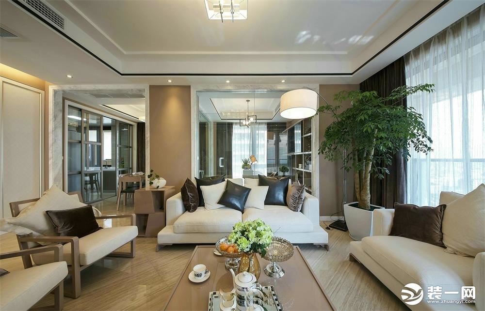 米白色的沙发和墙面融为一体，在客厅摆上一盆绿植使整个空间看起来生机勃勃起到了画龙点睛的功效