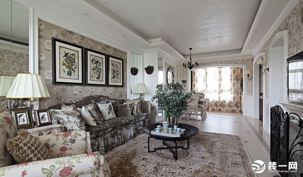 客厅运用大面积的碎花，不管是墙面还是沙发，显得格外清新，搭配上绿植就仿佛置身在自然中。