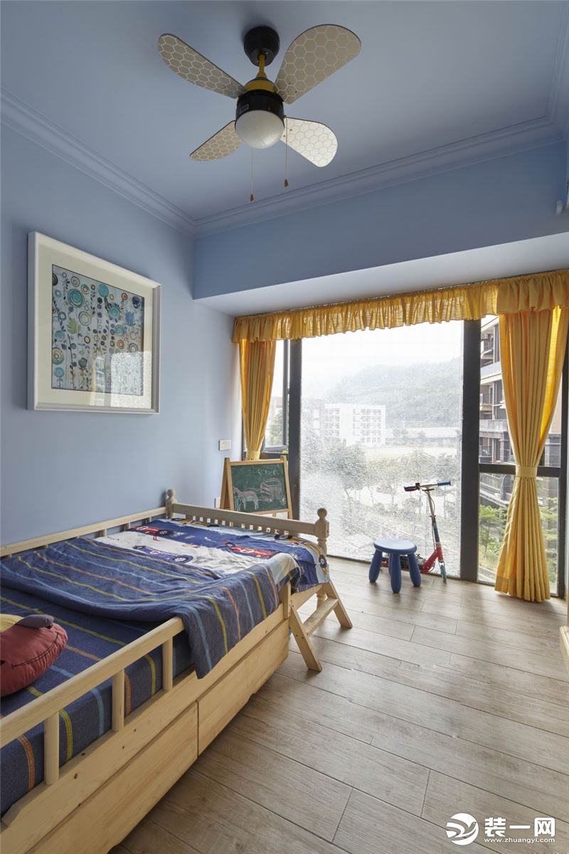 小孩房的装修完全依照还在的喜好设计，蓝色调的设计完全符合孩子活泼的个性