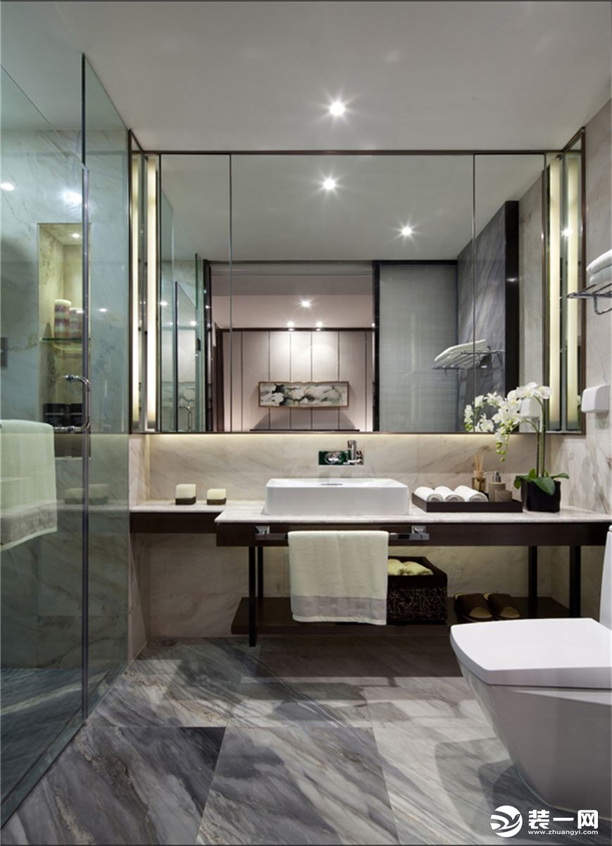 卫生间大面积的镜子，让采光更好更通透，配上灰色纹路的地砖，更显高级感