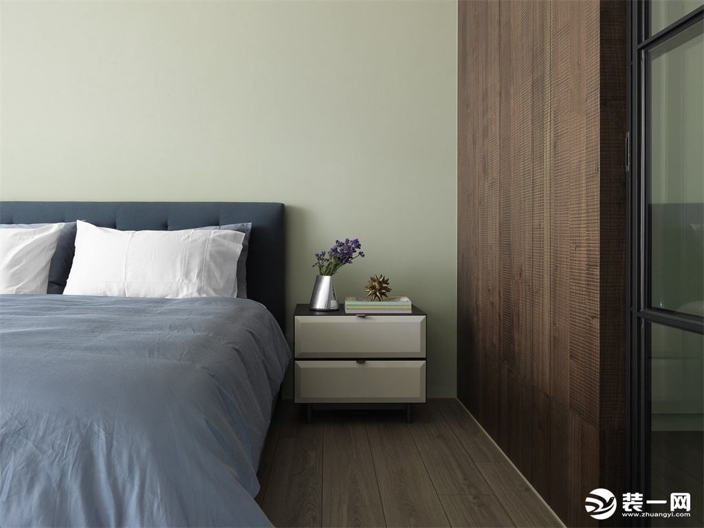 卧室用实木地板增加温馨感与舒适感，墙面用木纹饰面，简单舒服就最好。