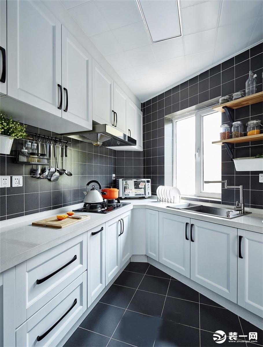 厨房以黑白为主，白色的柜门加上黑色的砖，格外干净，纯白的美缝也是格外融洽。